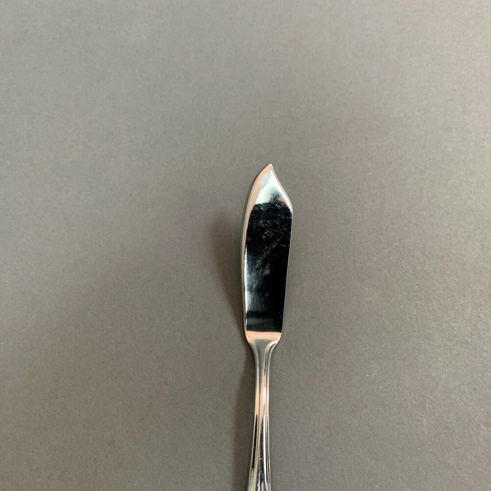 Reed‎ & Barton Ribbon Crest Butter Knife 18/10 Stainless Steel Flatware 6 3/4